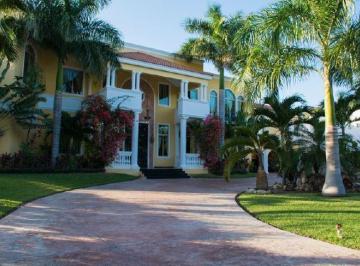 Casa · 2000m² · 5 Recámaras · 12 Estacionamientos · Residencia en Club de Golf La Ceiba. Mérida. Yucatán.