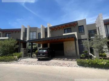 Casa · 280m² · 3 Recámaras · 3 Estacionamientos · Kl/ Moderna Casa en Renta. Privada con Vigilancia. 3 Recámaras.