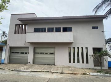 Casa · 350m² · 3 Recámaras · 3 Estacionamientos · Casa - Petrolera