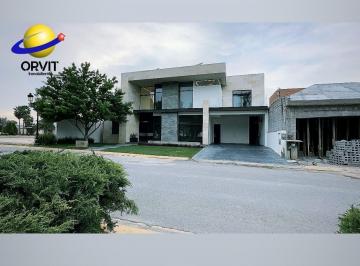 Casa · 685m² · 4 Recámaras · 2 Estacionamientos · Casa en Fraccionamiento Villas de San Miguel