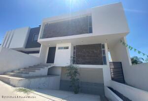 Casa de 3 habitaciones, Querétaro · Casa, 3 Recamaras, Cuarto de Servicio. Lomas de Juriquilla - Preventa