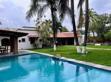 Casa · 563m² · 4 Recámaras · 4 Estacionamientos · Oportunidad