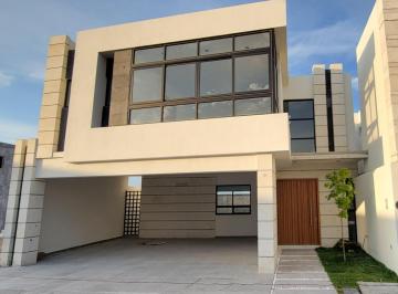 Casa · 300m² · 3 Recámaras · 2 Estacionamientos · Hermosa Casa Residencial Al Norte de Saltillo