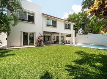 Casa · 450m² · 4 Recámaras · 2 Estacionamientos · Casa en Venta en Villa Magna, Cancún