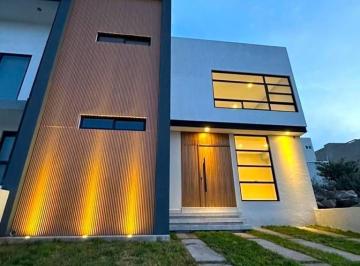 Casa · 242m² · 3 Recámaras · 2 Estacionamientos · Casa en Venta en Privada en Zibatá, Querétaro