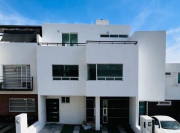 Casa · 217m² · 3 Recámaras · 2 Estacionamientos · Casa en Venta en El Refugio