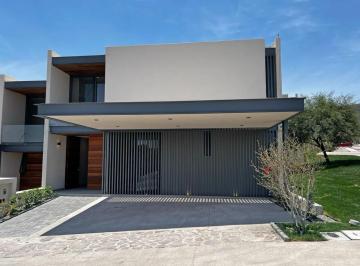 Casa en condominio · 236m² · 3 Recámaras · 3 Estacionamientos · Casa en Venta en Altozano