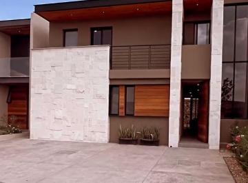 Casa en condominio · 245m² · 3 Recámaras · 2 Estacionamientos · Casa en Venta Campanario