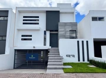 Casa · 285m² · 3 Recámaras · 4 Estacionamientos · Casa en Venta en Colinas de Juriquilla
