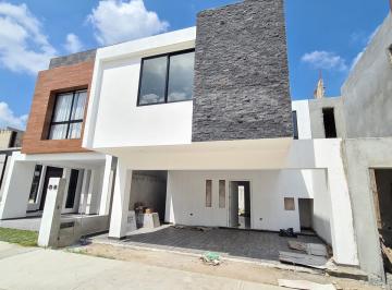 Casa · 180m² · 3 Recámaras · 2 Estacionamientos · Casa Nueva con Amplio Jardin Segurida y Alberca