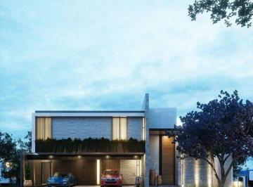 Casa · 637m² · 4 Recámaras · 4 Estacionamientos · Casa en Venta con Alberca La Loma Club de Golf