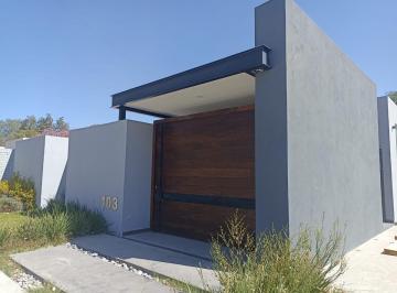 Casa · 1100m² · 3 Recámaras · 5 Estacionamientos · Casa de Una Planta Nueva y de Lujo en El Trebol, Salida Silao, León Gto.