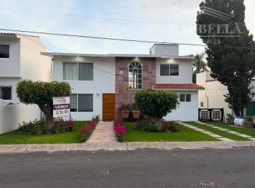 Casa de 4 habitaciones, Atlatlahucan · Adquiera Esta Casa en Excelente Precio, Recientemente Remodelada. Ubicada en Calle Tranquila