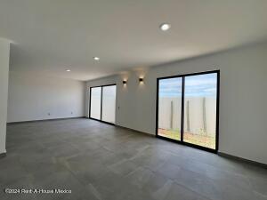 Casa de 3 habitaciones, Corregidora · Casa con 3 Recamaras, Estudio, Family Room. Venta - El Pueblito, Valle Tinto