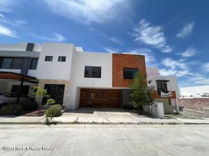 Casa de 3 habitaciones, Corregidora · El Pueblito, Valle Tinto - Venta. Casa con Estudio, Family Room, 3 Recamaras