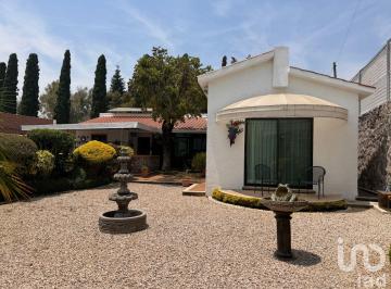 Casa · 260m² · 2 Recámaras · 3 Estacionamientos · Casa en Venta Escriturada en Tepoztlán, Morelos, a 3 Minutos de La Caseta de Tepoztlán.