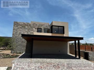Casa · 403m² · 4 Recámaras · 2 Estacionamientos · Casa en Venta con Acabados de Lujo en Condominio Lago