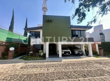 Departamento · 380m² · 4 Recámaras · 2 Estacionamientos · Casa en Venta en Privada Exclusiva en Zavaleta, Cerca de Angelópolis