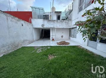Casa · 431m² · 6 Recámaras · 7 Estacionamientos · Casa en Venta en Colonia Resurgimiento 6 Habitaciones