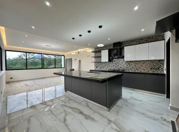 Casa · 584m² · 4 Recámaras · 3 Estacionamientos · Casa en Castaños del Vergel