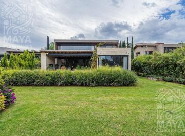 Casa · 835m² · 3 Recámaras · 6 Estacionamientos · Venta Casa Moderna en Balvanera Polo