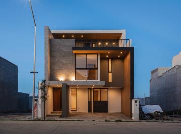 Casa · 286m² · 4 Recámaras · 2 Estacionamientos · Casa Residencial Venta en San Angel IV