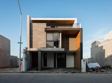 Casa · 286m² · 4 Recámaras · 2 Estacionamientos · Casa Residencial Venta en San Angel IV
