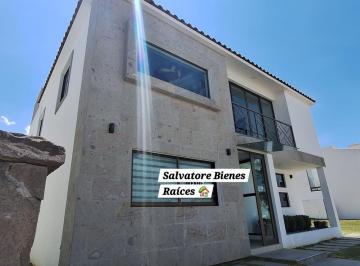 Casa · 242m² · 3 Recámaras · 2 Estacionamientos · Casa en Venta en Condado del Valle