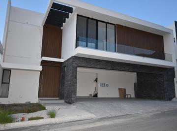 Casa · 490m² · 4 Recámaras · 4 Estacionamientos · Casa en Venta en Pedregal de La Montaña, El Uro, Monterrey, N. L.