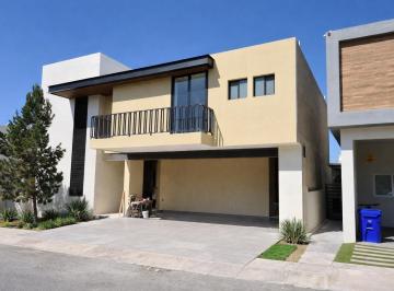 Casa · 600m² · 5 Recámaras · 3 Estacionamientos · Casa en Club de Golf La Loma