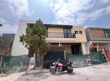 Casa · 600m² · 5 Recámaras · 3 Estacionamientos · Casa en Club de Golf La Loma