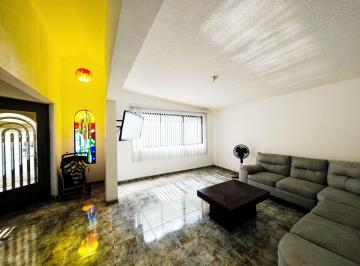 Casa · 210m² · 4 Recámaras · 2 Estacionamientos · Casa de Una Planta en Villas del Parque, Querétaro – 210 m² de Construcción.