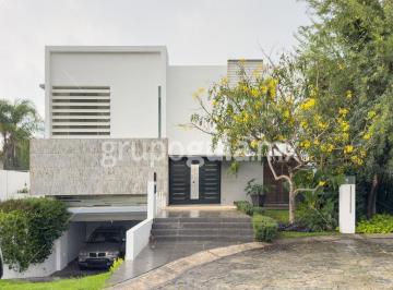 Casa en condominio · 605m² · 3 Recámaras · 5 Estacionamientos · Casa con Reconocimiento Arquitectónico en Venta en Valle Real