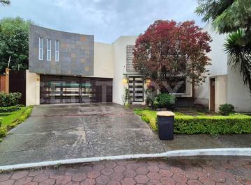 Casa · 874m² · 5 Recámaras · 4 Estacionamientos · Casa en Venta en Campestre Morillotla con Alberca y Gym! Jardin Enorme!