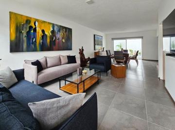 Casa · 200m² · 5 Recámaras · 2 Estacionamientos · Casa en Venta Colonia Chapalita
