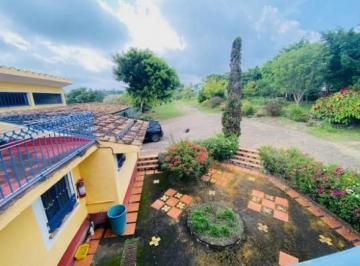 Villa · 20000m² · 3 Recámaras · 4 Estacionamientos · Venta de Finca en El Chico