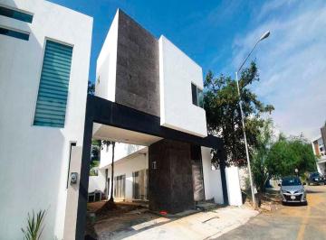 Casa · 250m² · 3 Recámaras · 2 Estacionamientos · Casa en Venta en Cumbres de Santiago, Santiago, Carretera Nacional