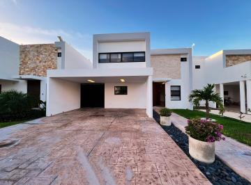 Casa en condominio de 4 habitaciones, Mérida · Residencia en Renta con Piscina y Paneles Solares en Zona del Country Club