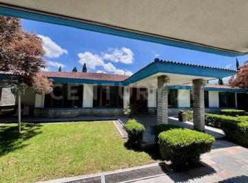 Casa · 464m² · 3 Recámaras · 6 Estacionamientos · Casa en Venta Col Bugambilias, un Piso, Gran Jardín, Esquina. Inversionistas.