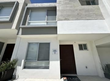 Casa en condominio · 110m² · 3 Recámaras · 2 Estacionamientos · Bonita Casa en Venta con Estudio y Acabados Modernos Dentro de Zaru