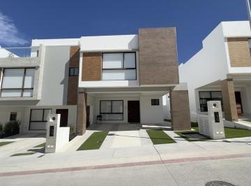 Casa en condominio · 161m² · 3 Recámaras · 2 Estacionamientos · Moderna y Amplia Casa en Venta en Zibatá con Estacionamiento Techado.