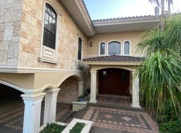 Casa · 1038m² · 5 Recámaras · Casa en Lindavista