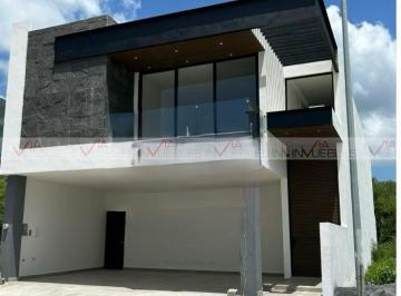 Casa · 371m² · 4 Recámaras · 3 Estacionamientos · Casa en Venta en Yerbaniz