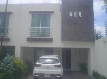 Casa de 3 habitaciones, Zapopan · Bonita Casa Centrica Dos Cocheras Tres Recamaras Dos Cocheras Coto