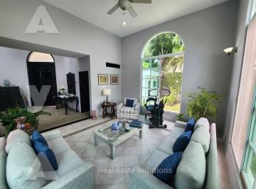 Casa · 580m² · 4 Recámaras · 6 Estacionamientos · Casa en Venta 4 Recámaras, Amueblada, Piscina, Estudio Tv, Res. Campestre, Cancún