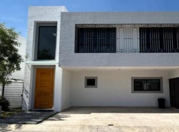 Casa · 243m² · 3 Recámaras · 2 Estacionamientos · Venta de Casa en Lomas del Molino IV, León, Gto.