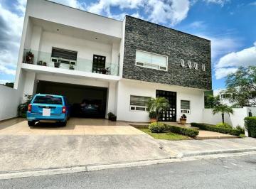 Casa · 960m² · 6 Recámaras · 4 Estacionamientos · Casa en Venta en Valle Alto