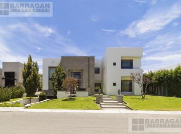 Casa · 1187m² · 5 Recámaras · 6 Estacionamientos · Casa en Venta a Campo de Golf y con Espectacular Vista a La Barranca en El Campanario