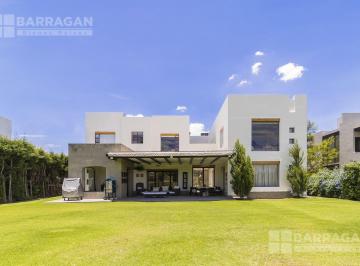 Casa · 1187m² · 5 Recámaras · 6 Estacionamientos · Casa en Venta en El Campanario, a Campo de Golf y con Espectacular Vista a La Barranca