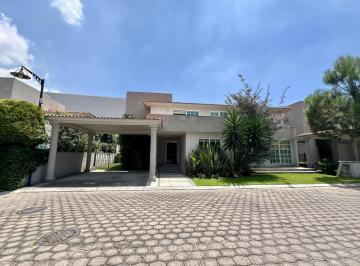 Casa · 345m² · 3 Recámaras · 3 Estacionamientos · Casa en Venta en Metepec